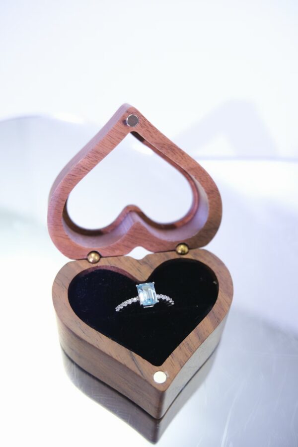 蓝水晶长方形钻戒