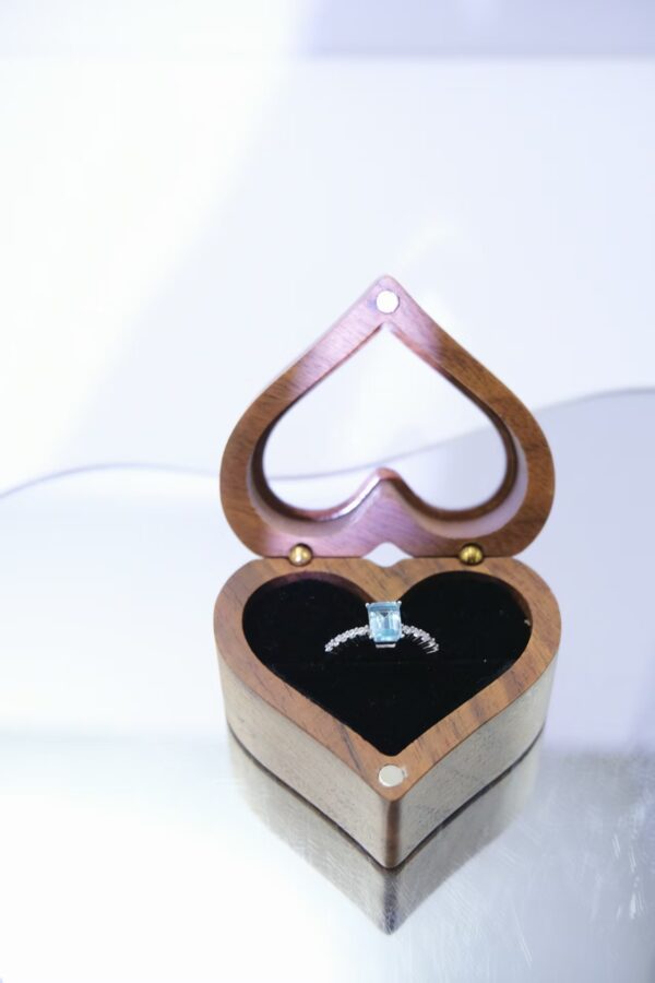 蓝水晶长方形钻戒