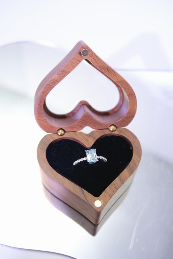 蓝水晶长方形钻戒