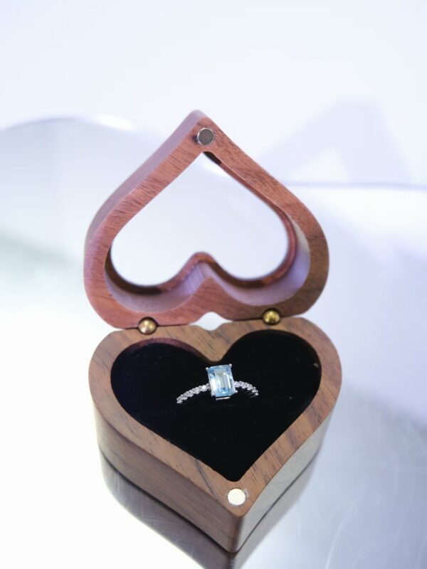 蓝水晶长方形钻戒