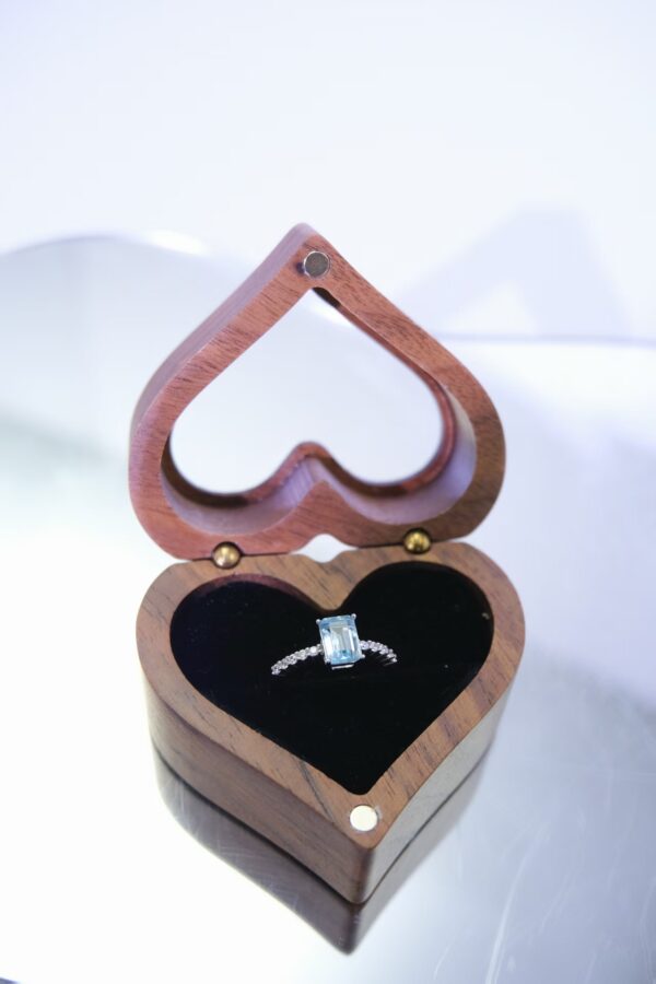 蓝水晶长方形钻戒