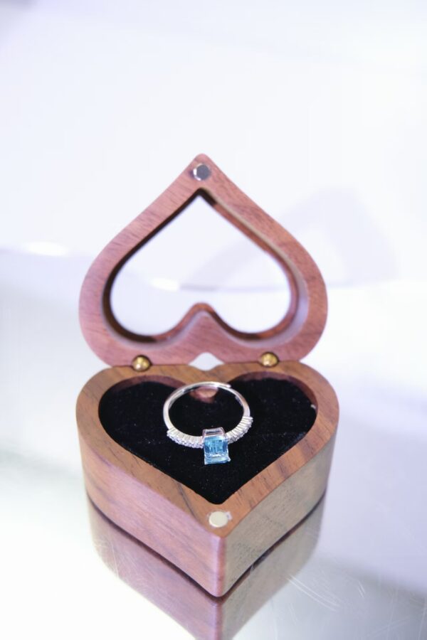 蓝水晶长方形钻戒